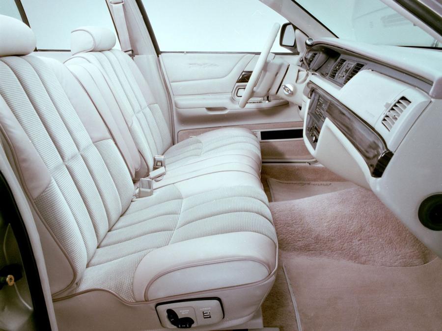  Ford Crown Victoria 1992 года  (фото 3 из 7)